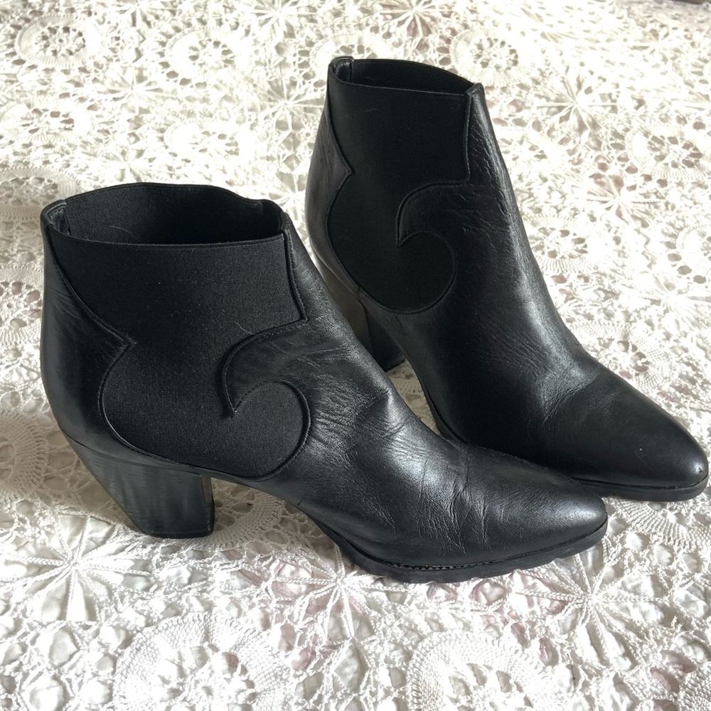 Walter Steiger black leather heeled boots with swirl pattern